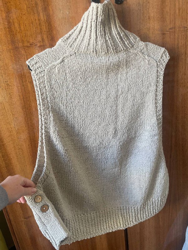 Серая куртка sweatybetty, черный пуховик Celio, серая поддевка Uniqlo, свитер H&M, бежевая жилетка 2