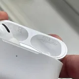 Кейс и левый наушник AirPods Pro 1-го поколения 4