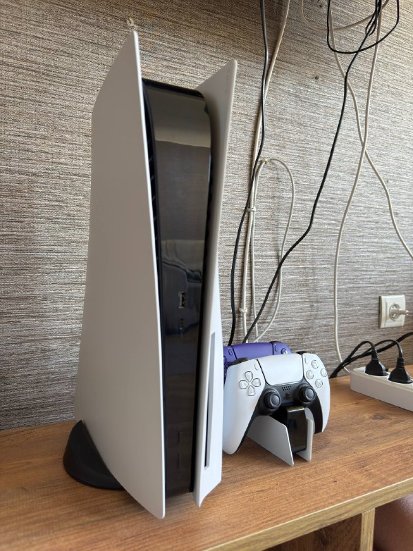 PlayStation 5 с дисководом и контроллером 3