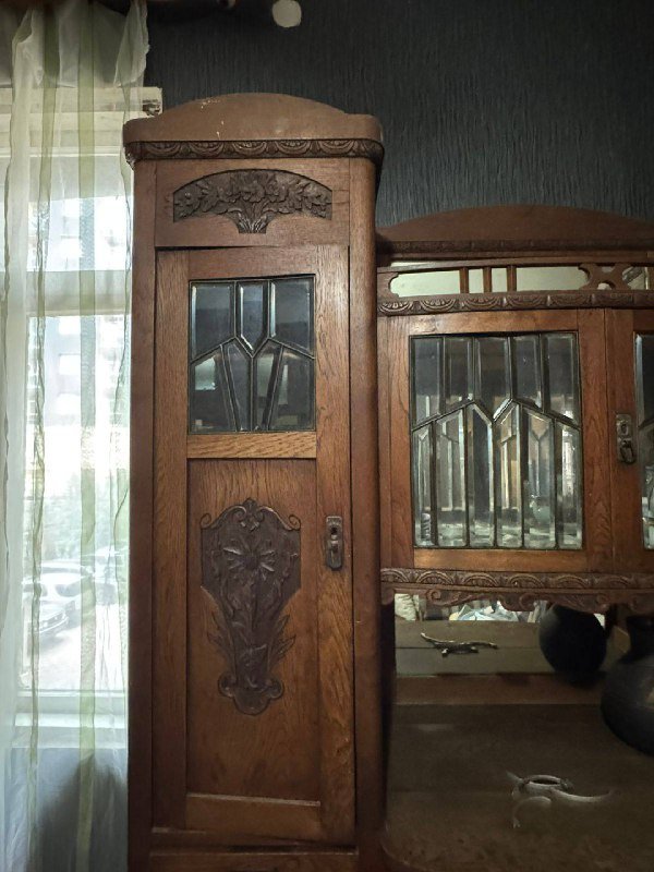 Шкаф с зеркалами и полками