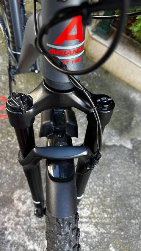 Велосипед AVALANCHE с багажником и аксессуарами 4