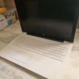 Белый ноутбук HP 2