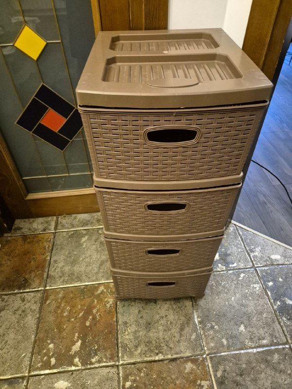 рабочий стол и пластмассовая полка 3