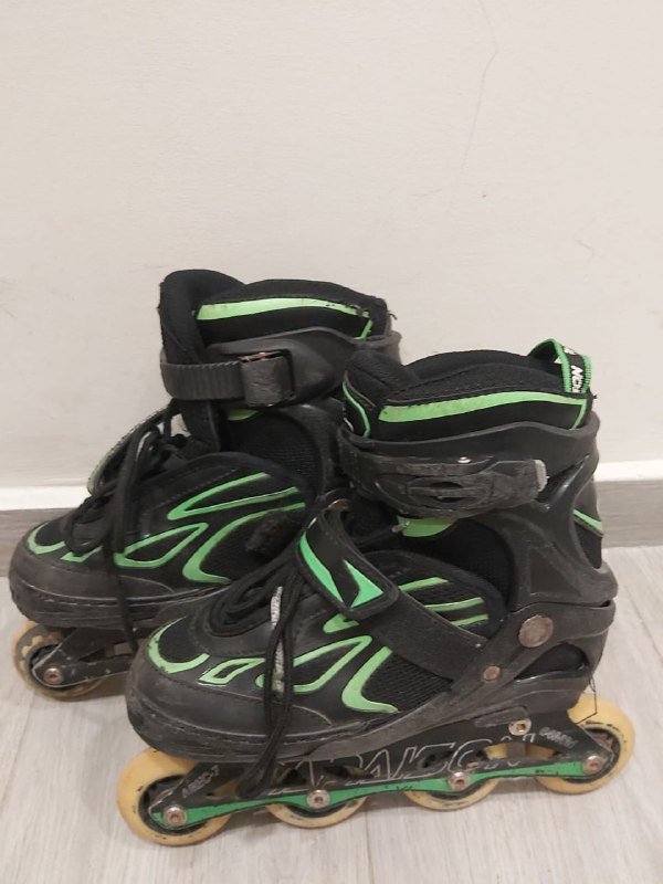 Ролики розовые, ролики зелёные, шлем, обувь три пары