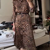 Платье зебра, атласная юбка, джемперы Zarina, платье H&M, блестящее платье 1