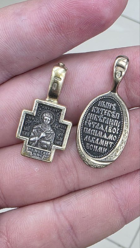 Крест и медальон с изображением святых 2