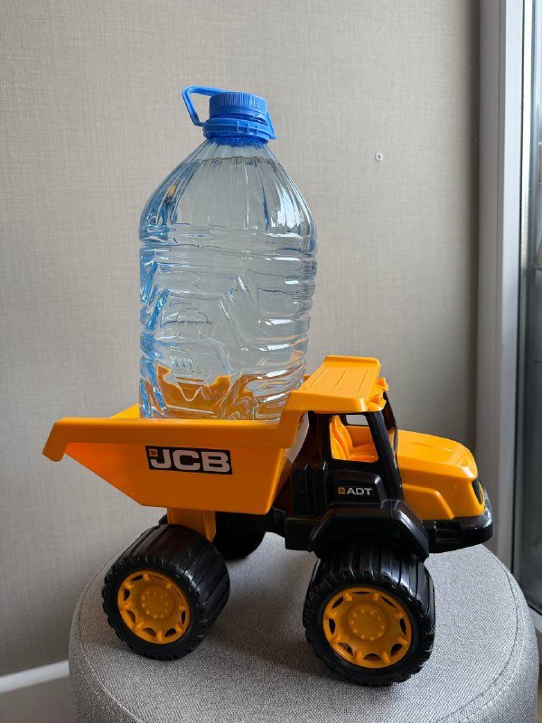 Красная и Желтая машинки игрушечные 4