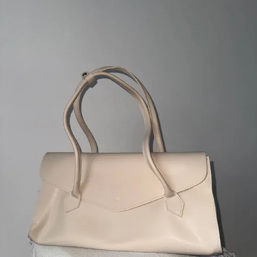Сумки Meráki, Karl Lagerfeld, ARNY PRAHT, плетёная; босоножки St. Agni, LIMÉ