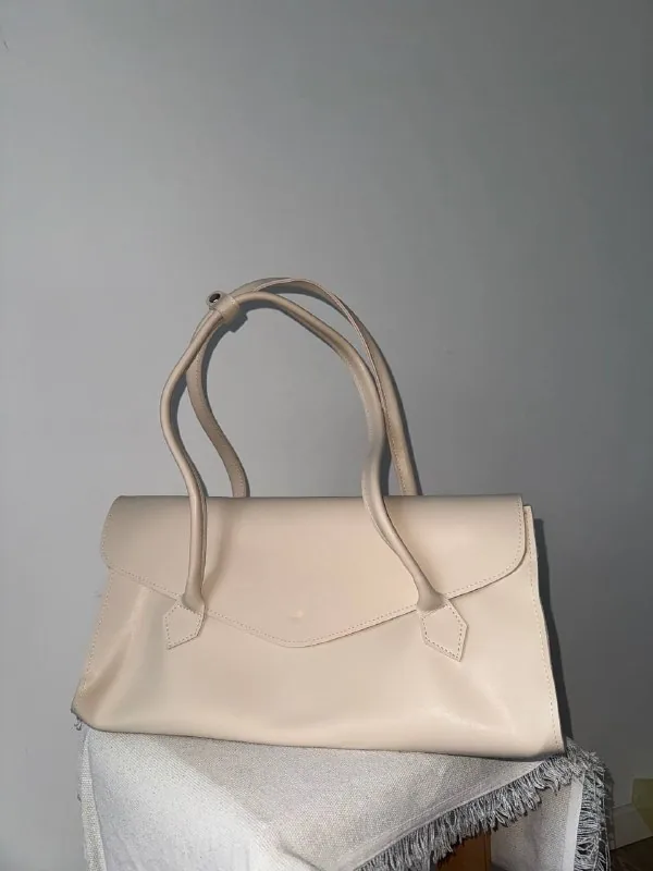 Сумки Meráki, Karl Lagerfeld, ARNY PRAHT, плетёная; босоножки St. Agni, LIMÉ 1