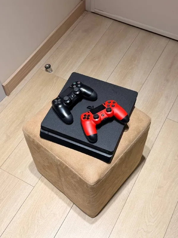PlayStation 4 Slim 1TB 1