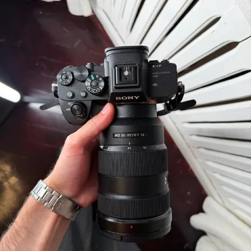Профессиональная камера Sony Alpha 7R IV с объективом