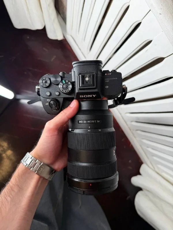 Профессиональная камера Sony Alpha 7R IV с объективом