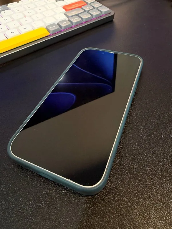 iPhone 16e 1