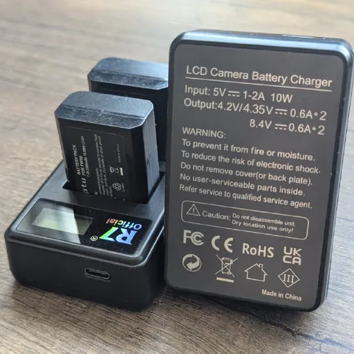 4 аккумулятора Sony и 2 зарядных устройства Type-C