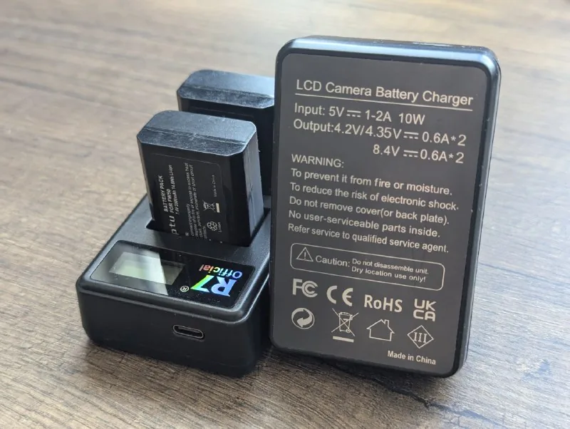 4 аккумулятора Sony и 2 зарядных устройства Type-C 1