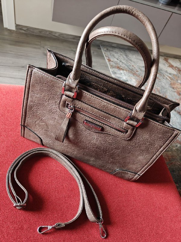 Женская сумка с ремешком для плеча