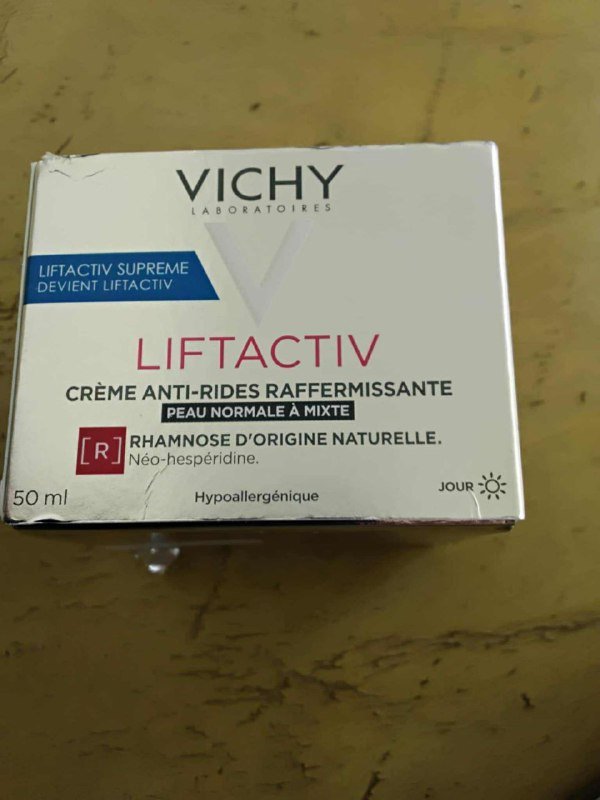 Косметика и электрический триммер для ухода 3