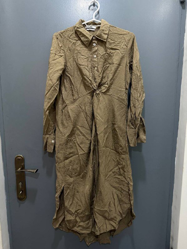 Черные и синие джинсы Bershka Mom, пиджак Monki, рубашки, платья 8