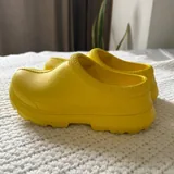 Жёлтые резиновые UGG с открытой пяткой 2