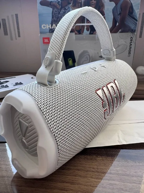 iPad Air 6, JBL Charge 6, iPhone 12 mini 1