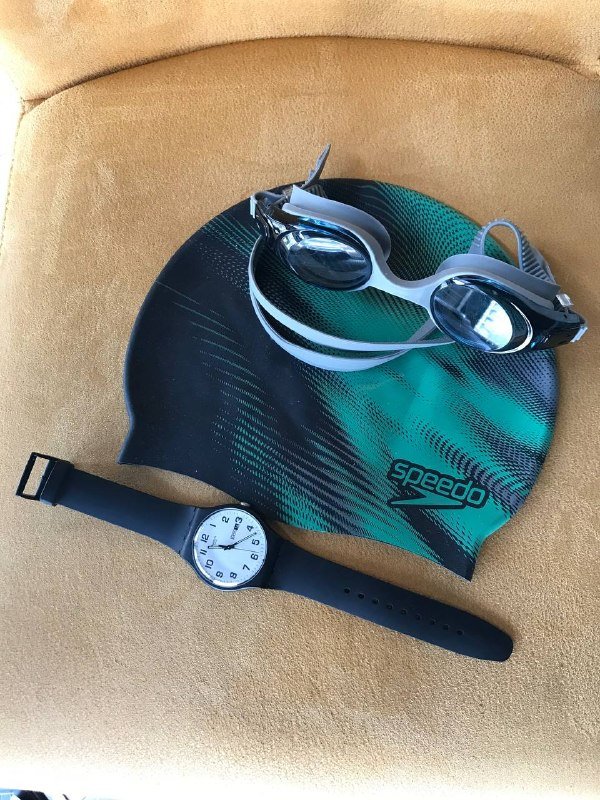 Шапочки для бассейна, часы Swatch, очки для плавания