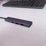 iPhone 12 mini, мониторы Xiaomi, клавиатуры Logitech, мышь, USB-хаб, оперативная память 5