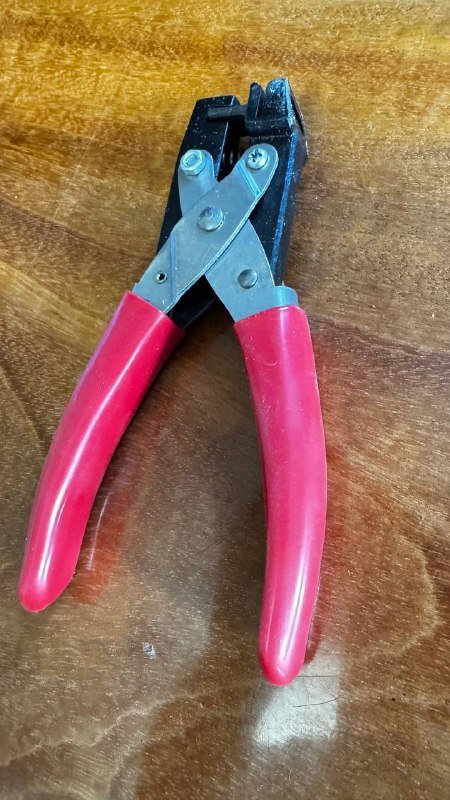 Лупа, набор скальпелей, зажим для люверсов, нумератор, степлер, дырокол 6