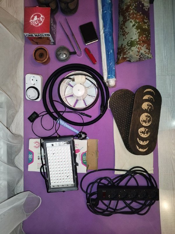 Коврик для йоги, ботинки Ecco, пляжный зонт, палатка, угли и аксессуары для кальяна, портсигар, нож швейцарский, таймер-розетка, вентилятор, лампа для растений, термометр, сетевой фильтр, доски садху