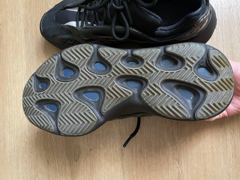 Adidas Yeezy 700 V3 Alvah, размер 42 4