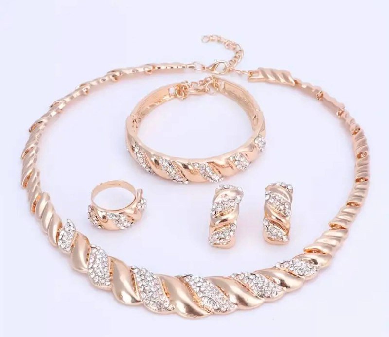 Бижутерия, накладные волосы, кофта