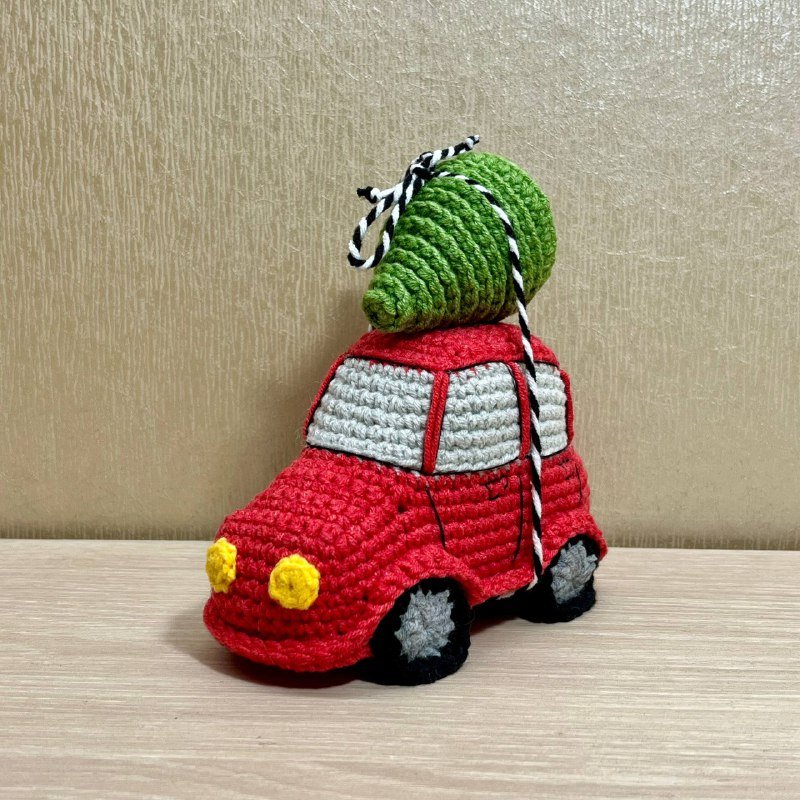 Машинка с елкой игрушка вязаная 2