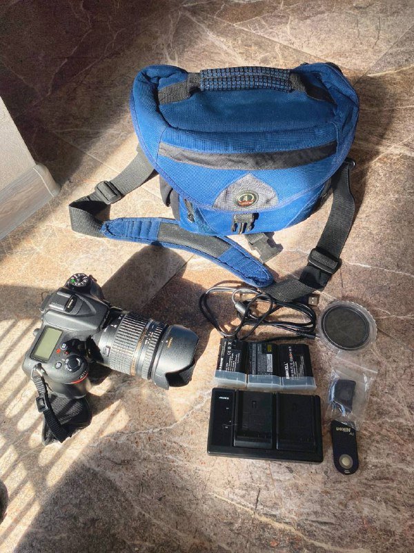 Камера Nikon с объективом Tamron и аксессуарами