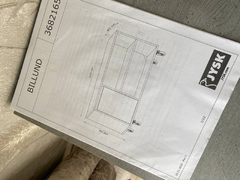 лампа настольная, тумбочка, ваза, блендер, бокалы, робот пылесос, пальто, вешалка, кофта 3