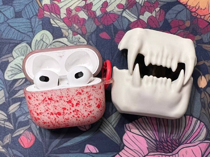 AirPods 3 с двумя чехлами