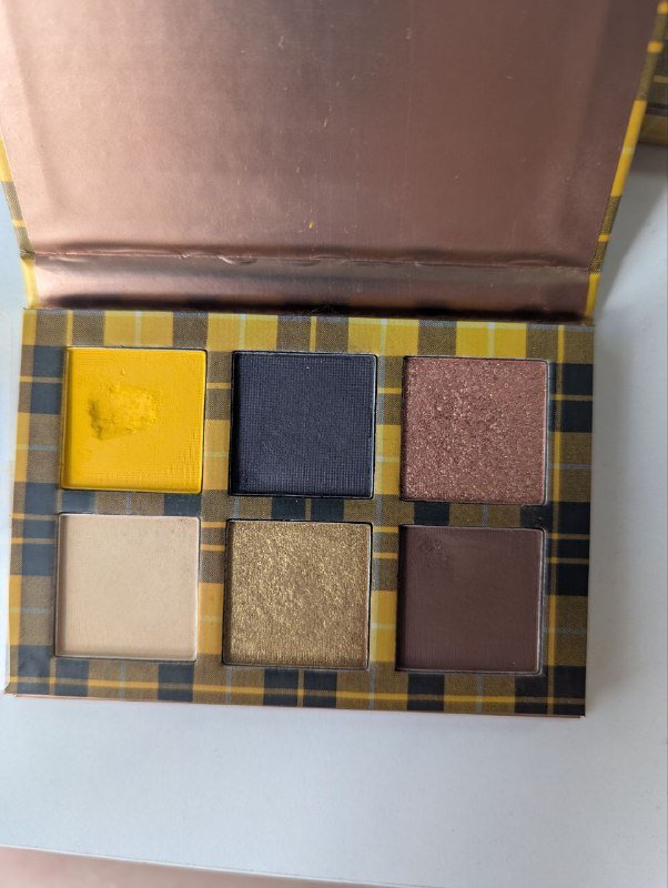 Палетка теней Makeup Revolution 90's baby 3