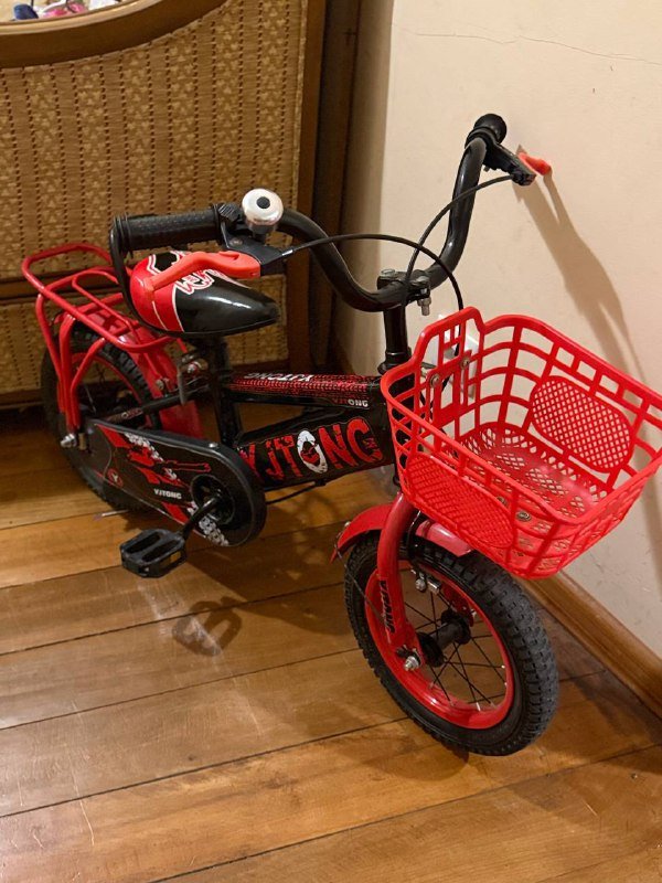 Детский велосипед с дополнительными колесиками