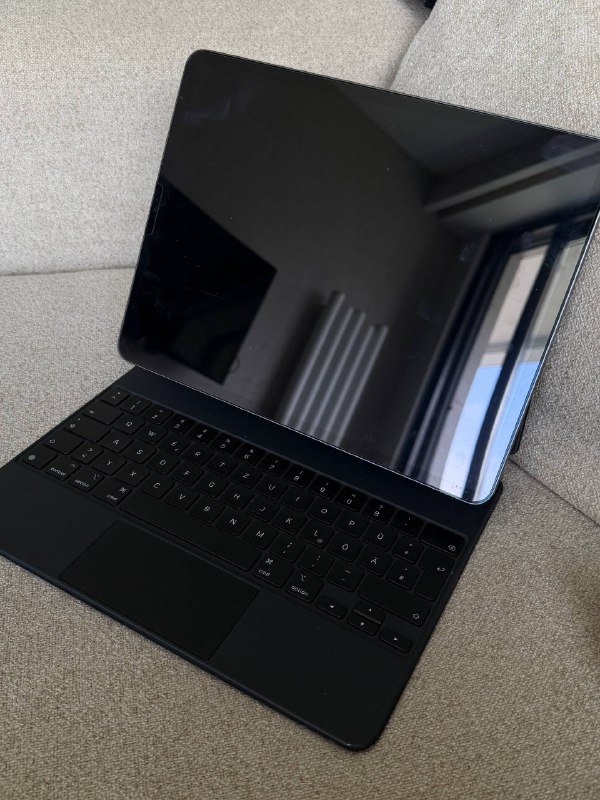 iPad Pro 2022 с оригинальной клавиатурой 2