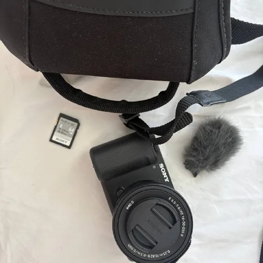Sony ZV-E10 с объективом и аксессуарами