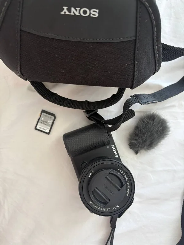 Sony ZV-E10 с объективом и аксессуарами 1