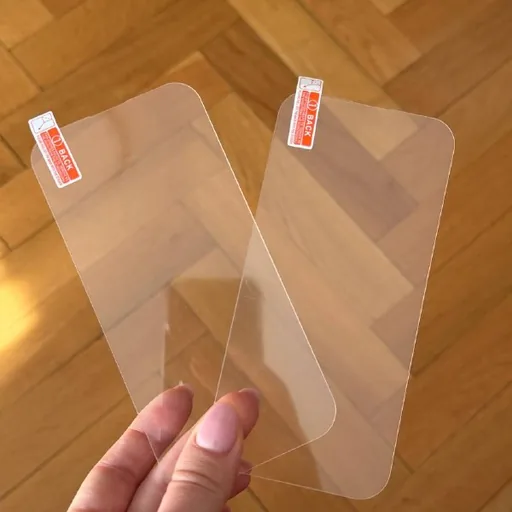 Два защитных стекла для iPhone 13