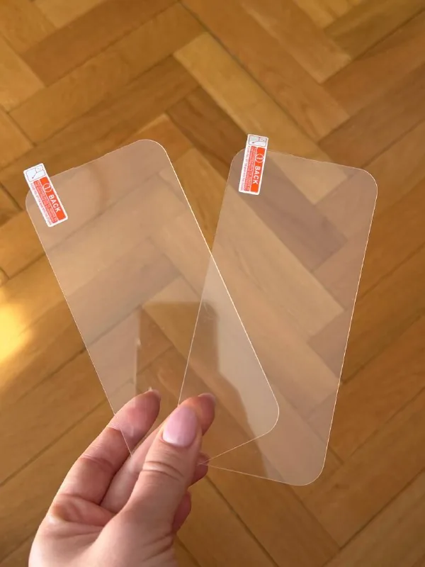 Два защитных стекла для iPhone 13