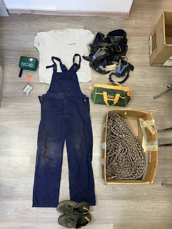 Спец снаряжение для работы на высоте, ботинки, инструменты, верёвка, страховка