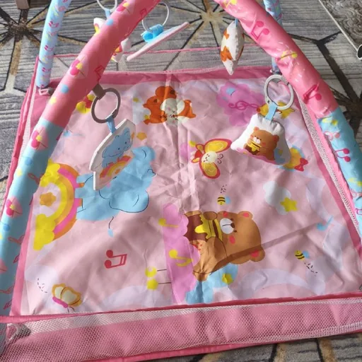 Коврик с дугами и игрушками