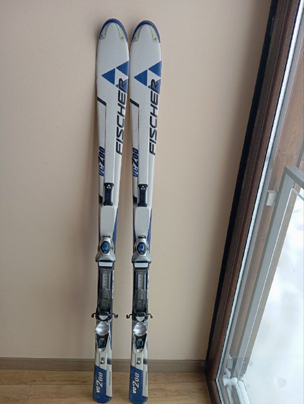 Лыжи Fischer, Лыжи Salomon, Костюм горнолыжный, Ботинки Lange, Сноуборды Moments и Atom