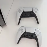 PlayStation 5 с двумя геймпадами 2