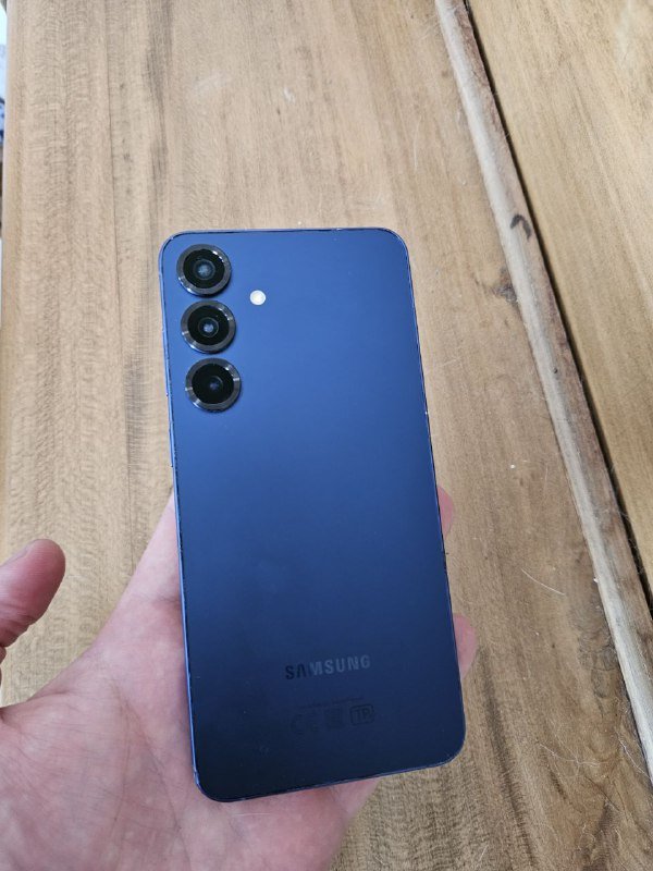 Samsung S25+ с дефектом экрана около камеры 2