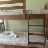 Двухъярусная кровать из дерева, два матраса 4