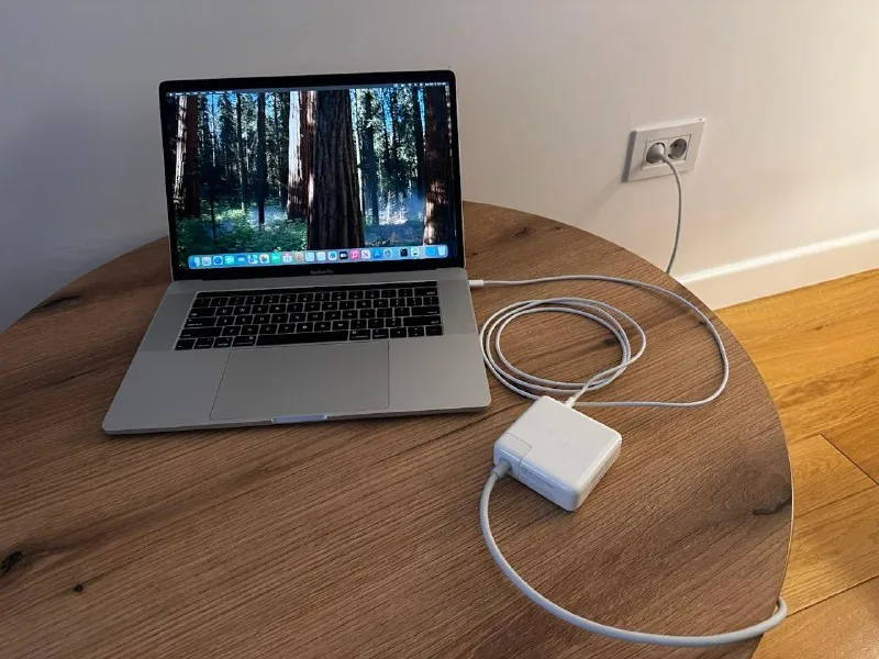 MacBook Pro 15 2019 i7 16/256 1