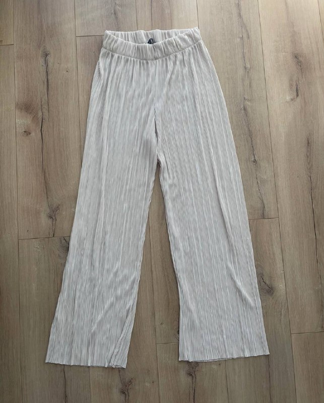 Юбка-шорты серая Zara S, Футболка с принтом S, Лонг с коротким рукавом S, Топ/карсет S-M, Боди Zara M-L, Костюм Белый S-M, Штаны легкие, Бананка Levi’s, Комплект нижнего белья S-M, New balance 37 7