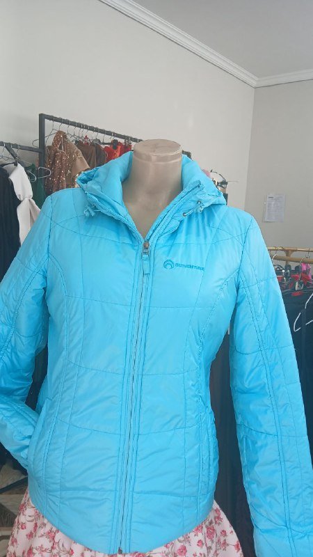 Голубая женская куртка размер 44